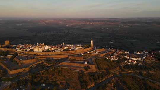 葡萄牙黄金时间黎明时分的蒙萨拉兹古村。空中前进的后代