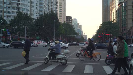 等红灯车内视角看行人过马路人行道视频素材模板下载