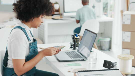 商业女性、金融和金钱与笔记本电脑用于数字