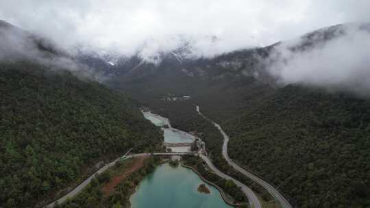 云南丽江玉龙雪山蓝月谷云雾缭绕高空航拍