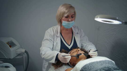 皮肤科医生在健康美容院应用碳面膜进行美容