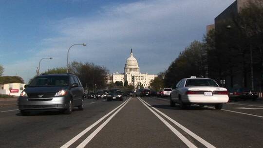 开车行驶在道路上经过美国国会大厦