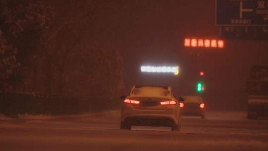 冬天下雪天汽车在雪中行驶