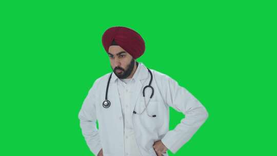 紧张和紧张的锡克教印度医生绿屏