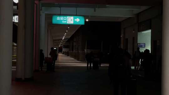 夜晚绿皮火车站台旅客出站