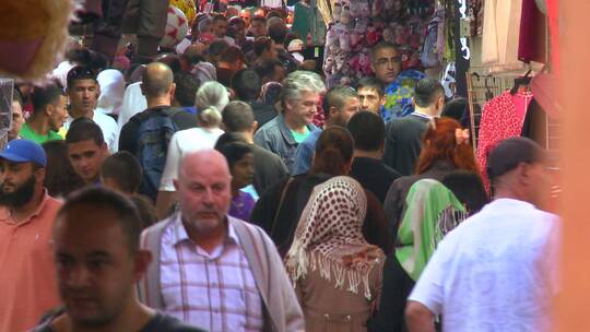 人们走在耶路撒冷街区