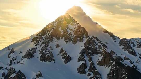 雪山日出日照金山航拍