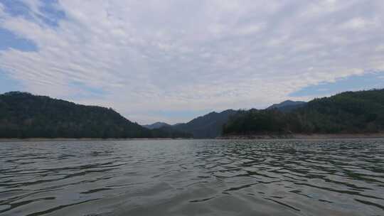 山水相依的湖泊风景