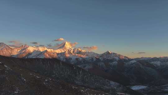 雪山日照金山贡嘎雪山冷嘎措航拍