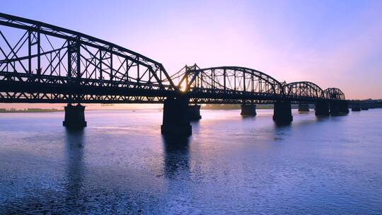 清晨日出阳光照耀在鸭绿江铁桥唯美风光