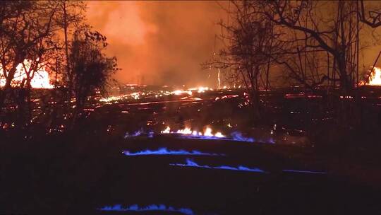 火山的爆发和熔岩流蓝色火焰视频素材模板下载