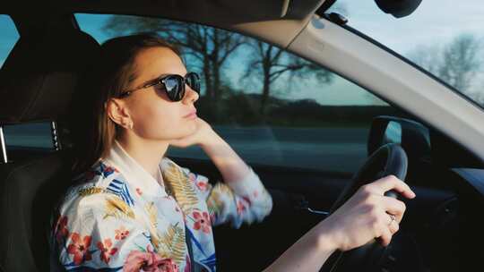 开车 驾驶 商务女性开车 自驾游 驾驶