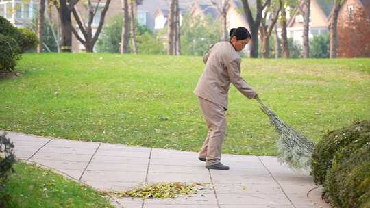 公园环卫工人清扫落叶垃圾