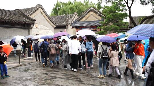 颐和园雨天街道人群