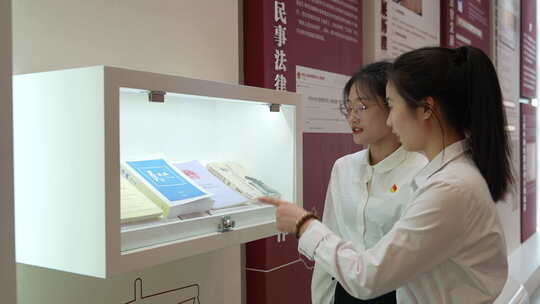 女性参观法律书籍展览