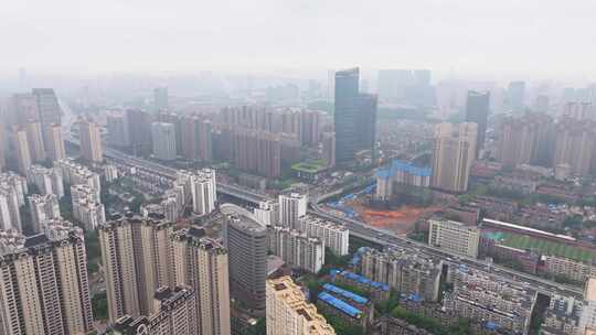 雨雾天，航拍武汉市云雾中的繁华城市上空