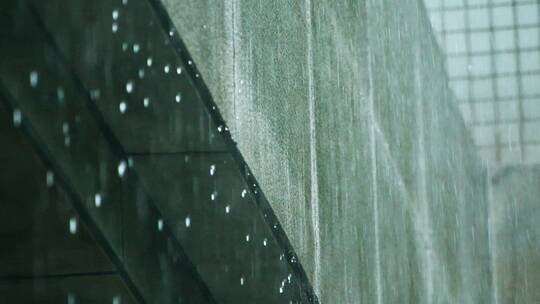 城市暴雨天气下雨的屋檐，雨水滴落