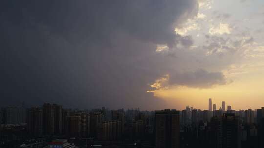 长沙春季暴雨雨幡扫过城市03