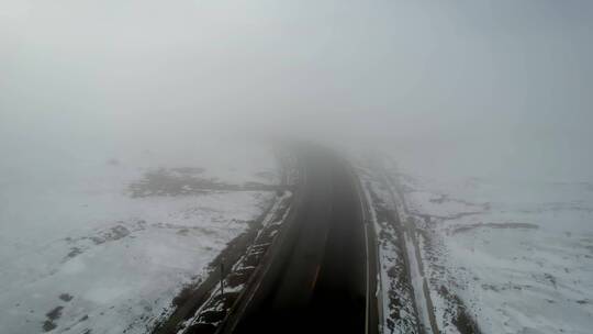 青海青藏高原橡皮山雪山云海航拍盛景