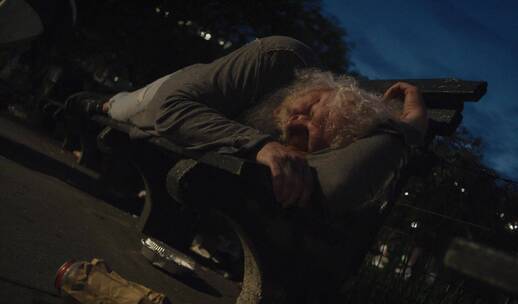 无家可归的男人躺在街边