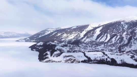 航拍新疆冬季喀纳斯湖雪景雪山森林冰河晨雾