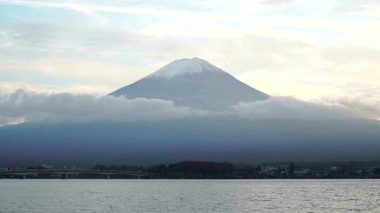 多云雪山山峰美景