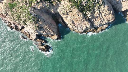 海边悬崖俯拍海岛海岸线岛屿岸边海水拍打