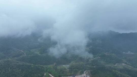 雨后云雾缭绕的大山