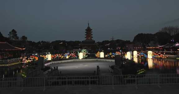 苏州盘门古典建筑旁水面上的多彩灯笼夜景