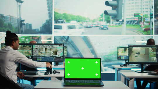 监控室中的笔记本电脑运行隔离模型显示器