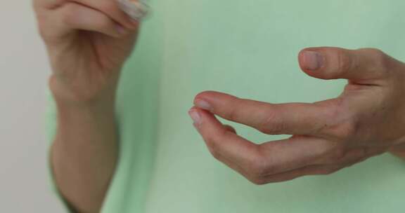 女孩糖尿病穿刺手指测量血液