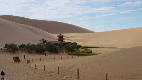 敦煌鸣沙山月牙泉夏天航拍