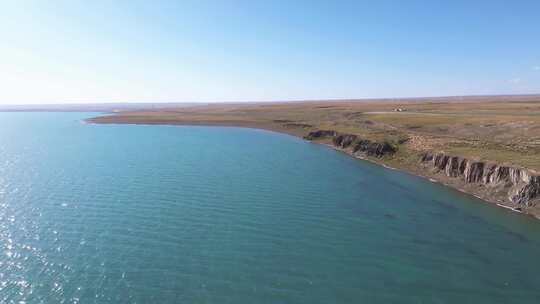 航拍青海湖断崖景区高原圣湖蓝天白云列车