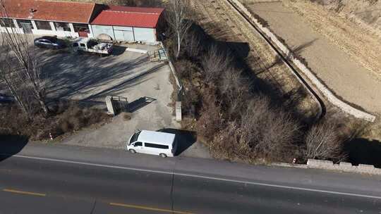 公路旁建筑与车辆航拍画面