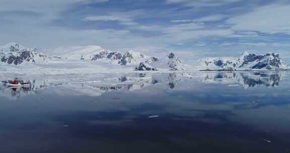 游客乘船在融化的冰山上航行的延时。全球变