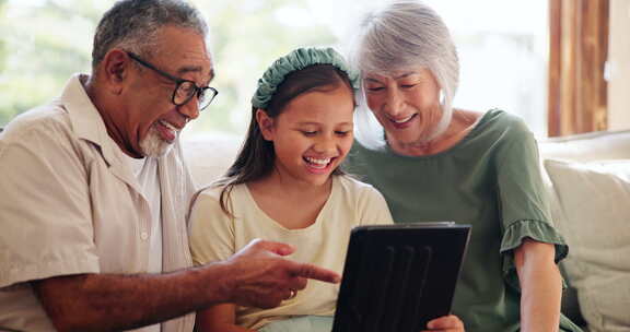 家，祖父母和女孩与平板电脑，放松和幸福与