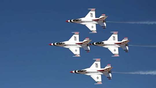 四架战斗机编队飞行