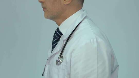 中年医生肖像，提供优质诊所服务，医疗保健