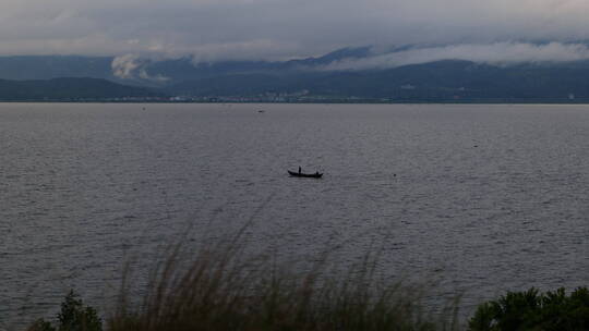 云南松茸地拍抚仙湖湖中小船远山云彩log