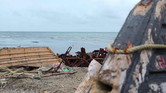 海岸上的渔船废墟和垃圾。剪辑。