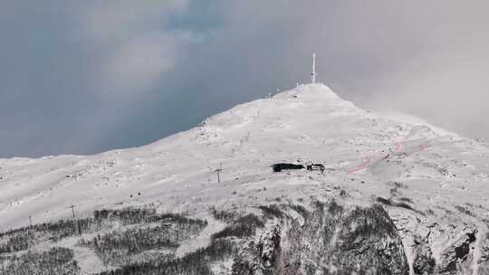 纳尔维克的一座白雪覆盖的山