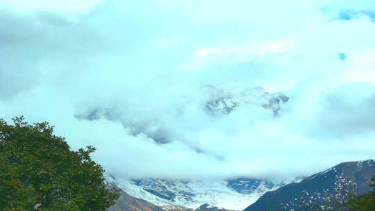 西藏林芝雪山云雾树木前景延时摄影