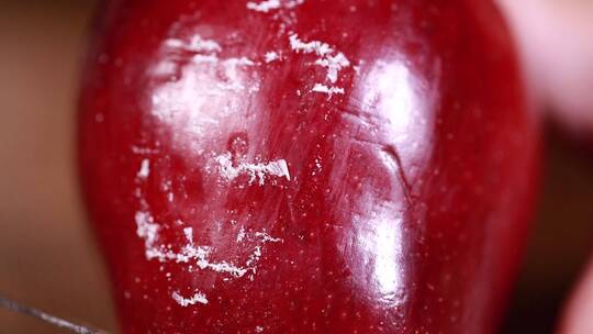 水果刀刮蛇果红苹果表面果蜡