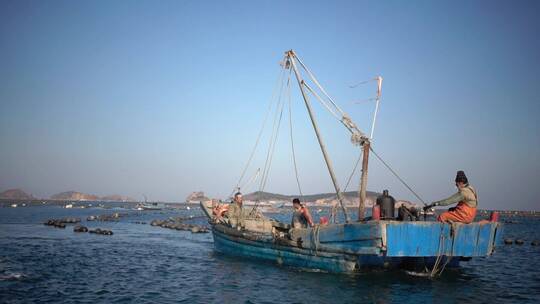 渔民出海打鱼海面上的渔船
