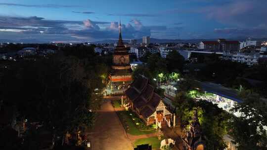 泰国清迈古城罗摩利寺航拍城市夜景风光