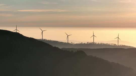 日落时分，葡萄牙森林覆盖的山上旋转的风力涡轮机。无人机镜头，静态嘘视频素材模板下载
