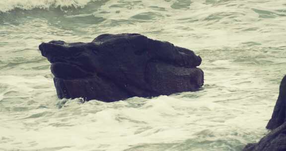 海滩岩石海浪