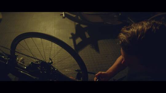 男人在修理自行车轮胎视频素材模板下载