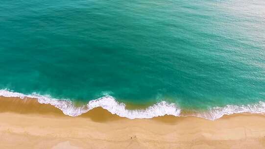 海边沙滩海浪的自然景象