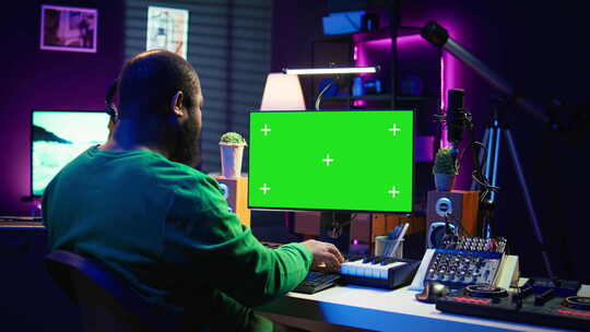 艺术家在绿屏布局旁边播放Midi控制器合
